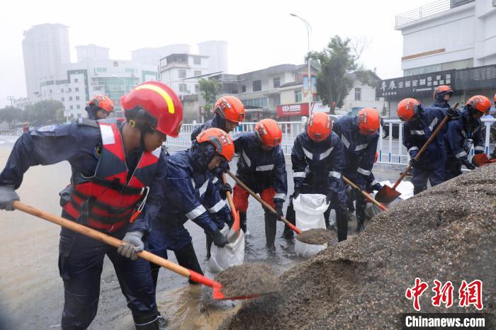 图为救援人员正在装沙袋。　李袁辉 摄