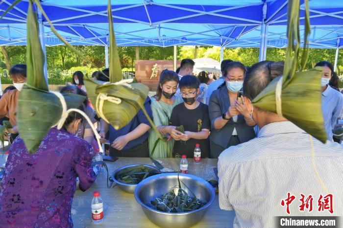 6月2日，在津台商台胞代表和塘沽街道社区居民代表欢聚一堂，一起包粽子、做香包、学剪纸、观汉服。　佟郁 摄