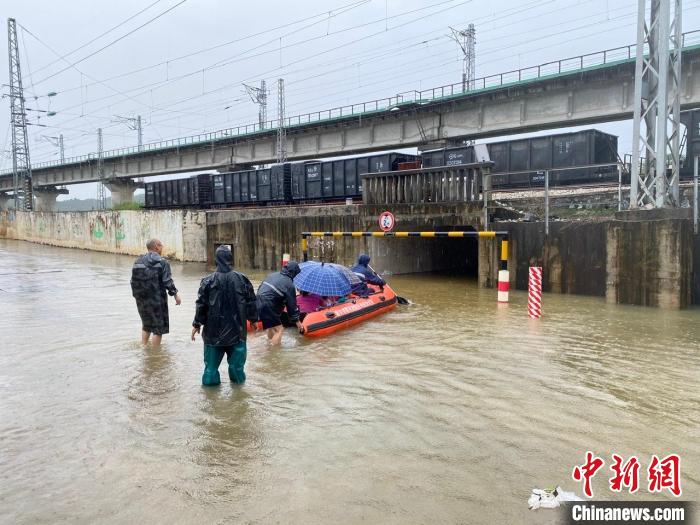 救援人员转移被困民众。　韶关市政府 供图