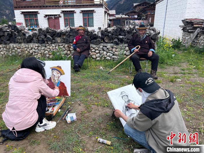 图为西藏大学艺术学院的学生正在户外写生。　共青团西藏自治区委员会供图