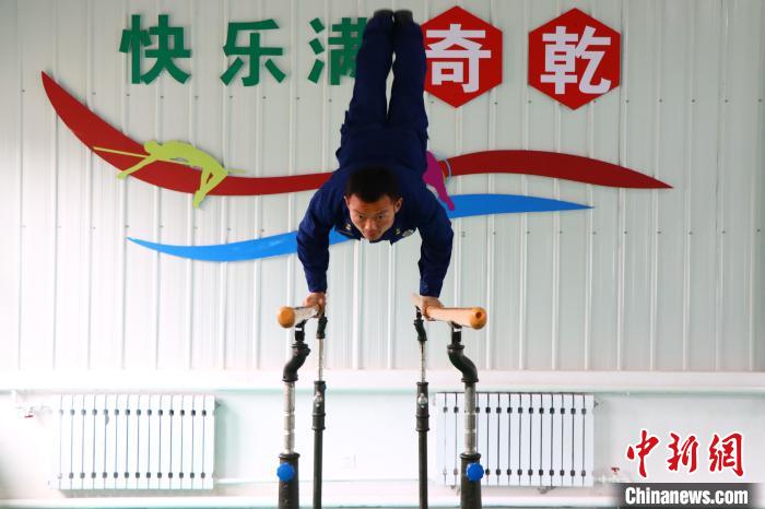 资料图。图为平日里在奇乾中队的活动室，王杰参与日常体能训练。　王杰供图