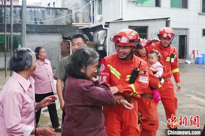 被解救村民向森林消防队员致以感谢。　吴皓 摄