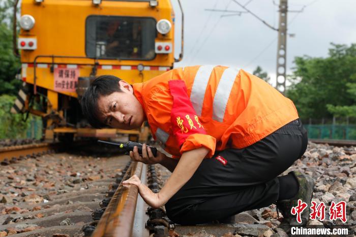 图为铁路部门紧急抢修。　汪翰 摄