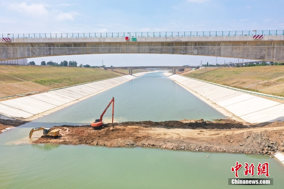 图为6月2日，航拍安徽省合肥市庐江县庐城镇引江济淮工程菜巢分水岭段。（无人机照片） 中新社记者 韩苏原 摄