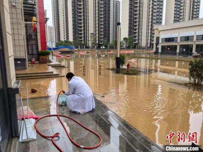 水质检测员在丹霞大道采样。　韶关市政府 供图