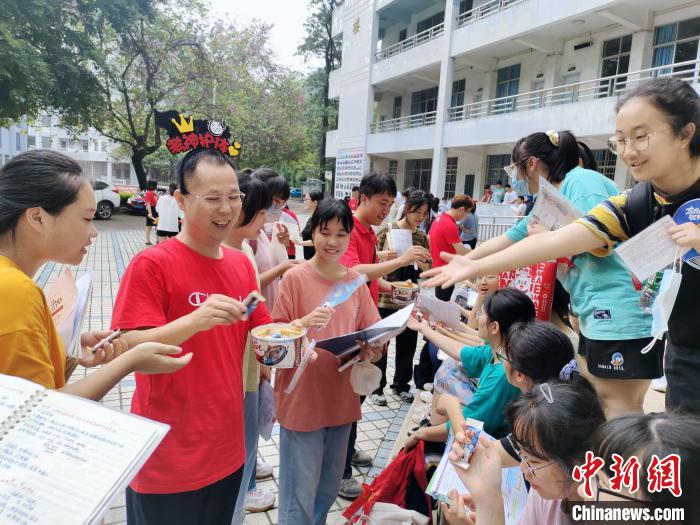 6月8日，广西柳州市第六中学的高考考点，送考老师卢武为考生做考前准备。　受访者提供