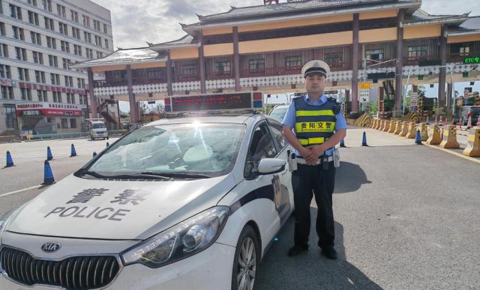 图为正在执勤中的贵阳交警高速八大队民警孙海潇。　贵阳交警供图