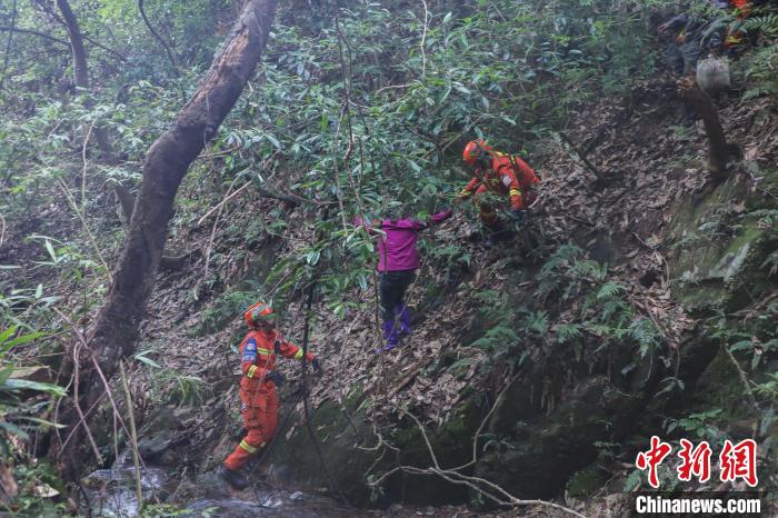 图为救援人员成功找到最后一名失联人员。　李袁辉 摄