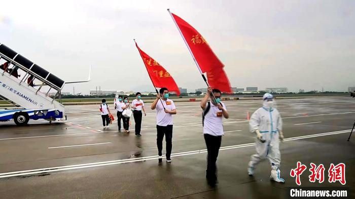 福建省援沪医疗队第二批医疗队员凯旋。　叶茂 摄