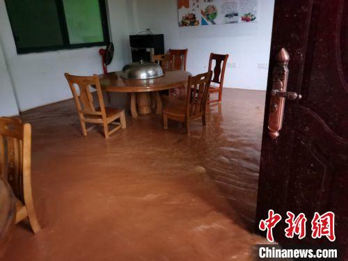 6月1日，武夷山五夫镇暴雨引发洪水漫灌至当地养老院。养老院人员已安全转移。　彭德义 摄