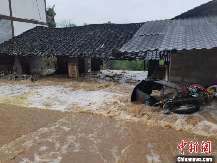 贵州正安县遭遇暴雨，部分道路及房屋受损。　罗松 摄