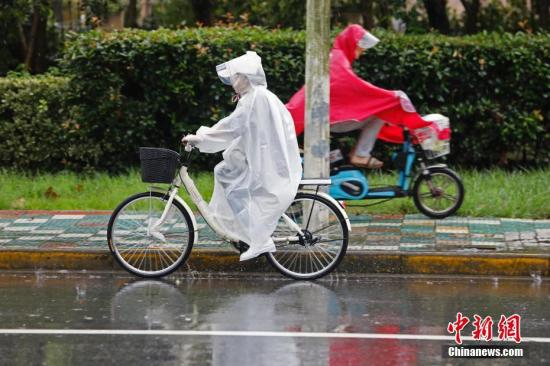 持续下雨，给市民出行带来了一定影响。殷立勤 摄