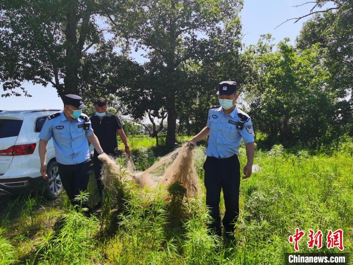 民警查获非法网具。　黑龙江出入境边防检查总站佳木斯边境管理支队供图