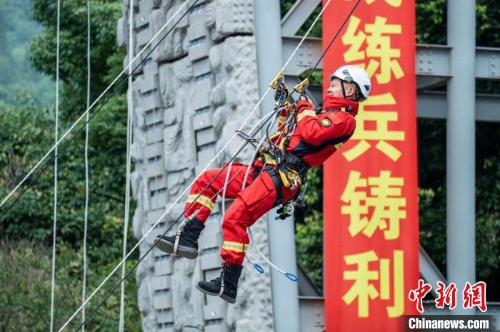 参赛队员正在进行绳索通过比赛。　刘忠俊 摄