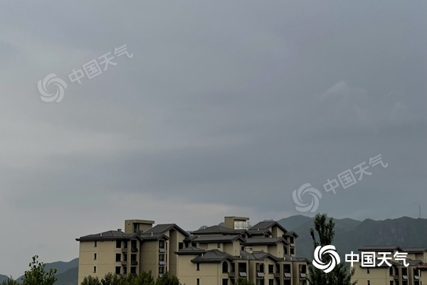 今晨，北京天空仍然阴沉。