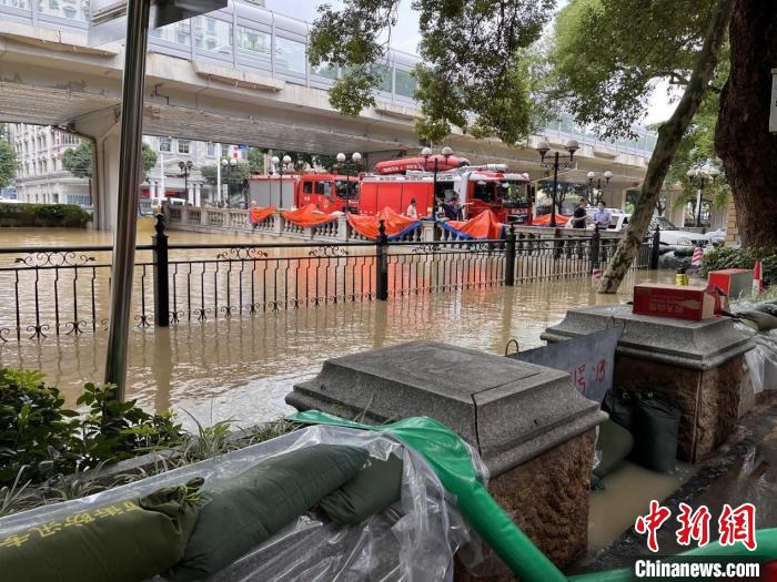 广州市区部分地方被上涨的珠江水淹没沿岸道路。　广州市水务局 供图