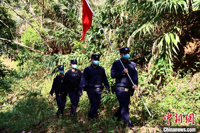 图为民警正在开展边境巡逻途中。　普洱边境管理支队供图