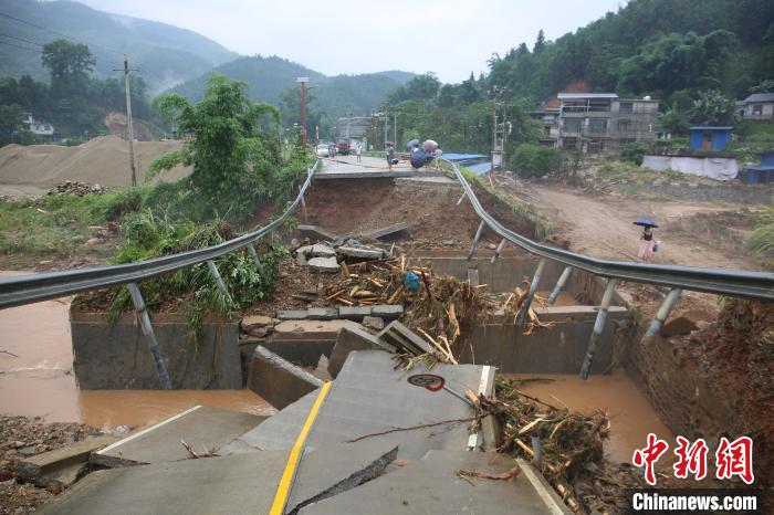 图为通往事发地的道路发生塌方。　中新社记者 蒙鸣明 摄