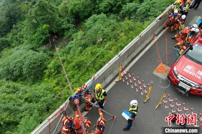 山岳环境斜向转运人员比赛现场，高度也达到了54.5米。　刘忠俊 摄