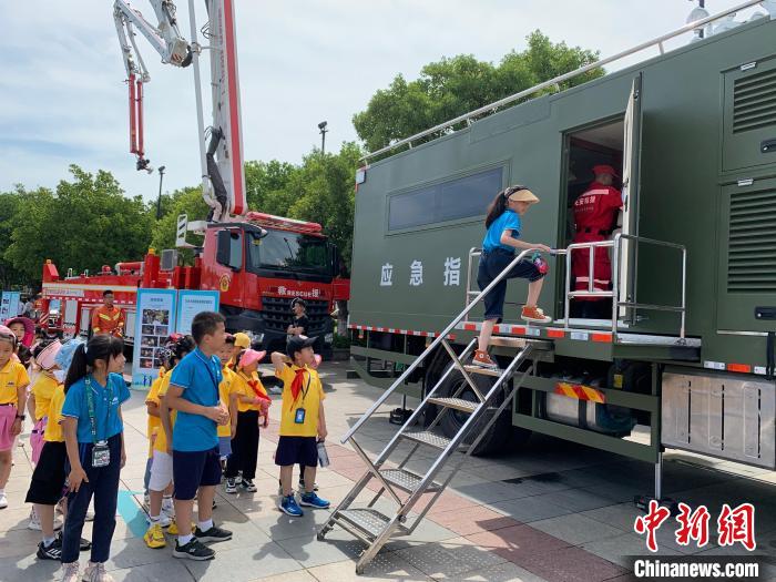 小学生参观学习应急救援设备。　郭其钰 摄