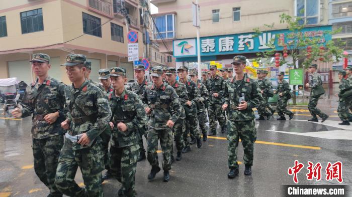 图为武警支队官兵闻讯而动。　孙子斌 摄