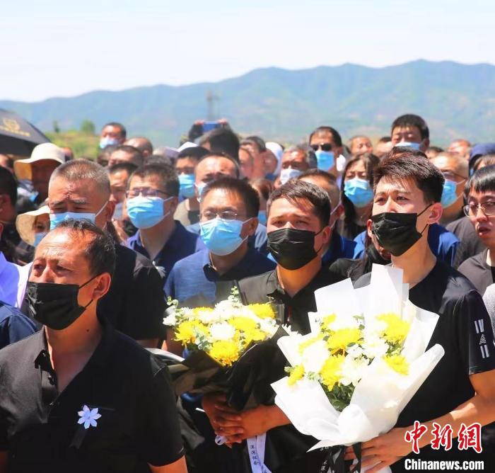 民众送别因救火牺牲的消防英雄刘泽军。　肖继旺 摄