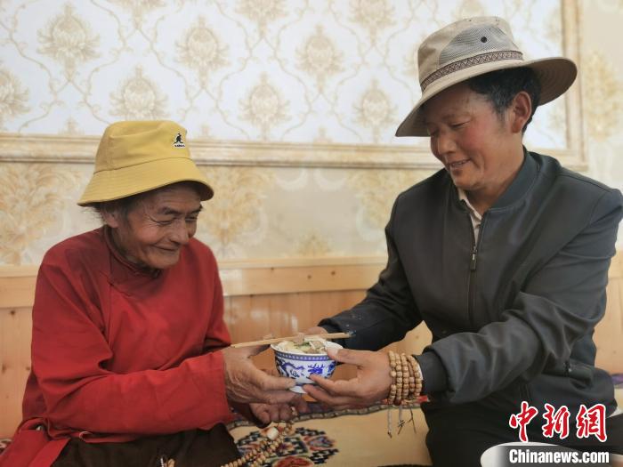 图为老年人在“幸福互助院”吃午餐。　张添福 摄