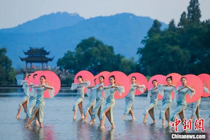 “杭州全球旗袍日”活动照片。　杭州市文化广电旅游局供图