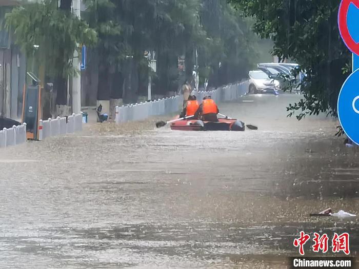 救援人员在搜寻被困民众。　韶关市政府 供图