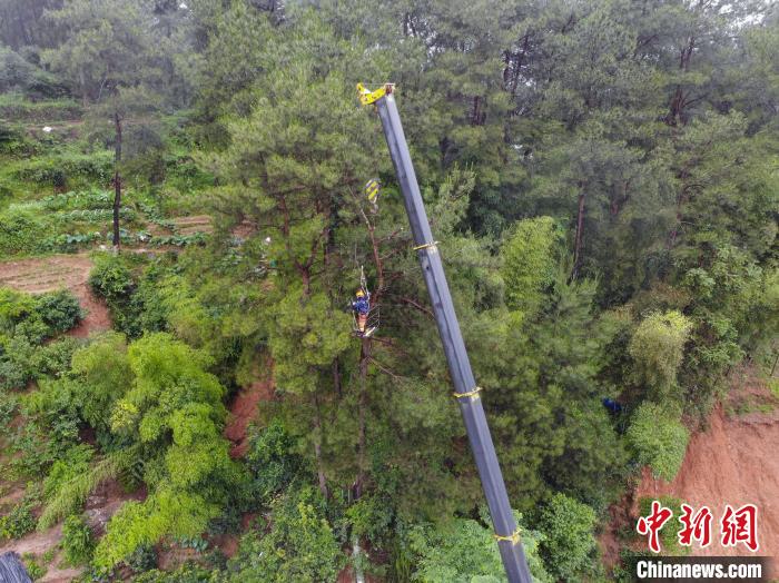 图为救援人员正在高空作业。　李袁辉 摄