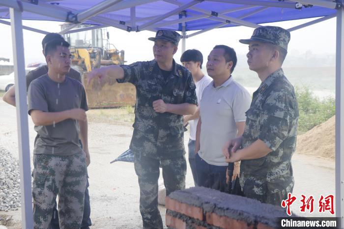 图为武警支队主要负责人到当地水库勘察险情。　孙子斌 摄