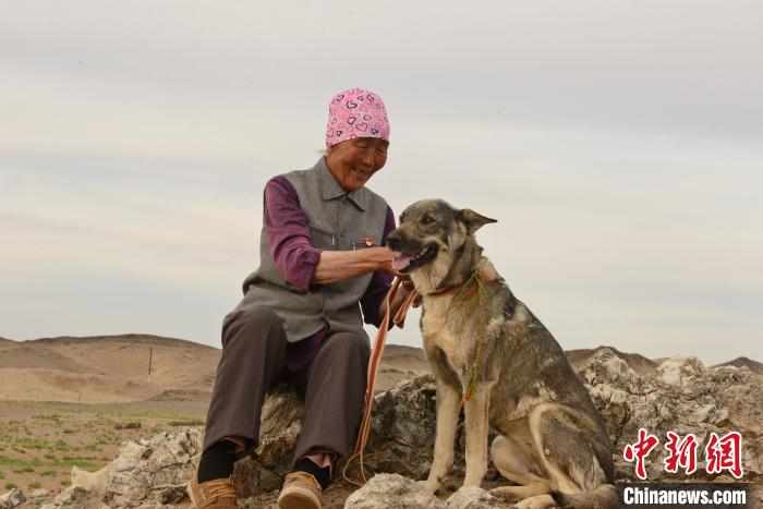 图为尼玛老人和爱犬在一起。　王永钢 摄