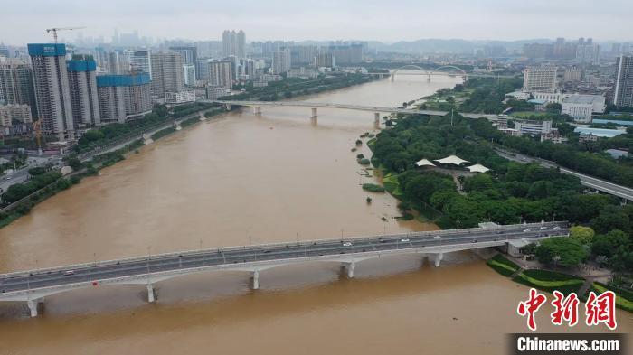 6月13日11时，南宁水文站水位已达70.28米，接近73米警戒水位。图为南宁邕江水位上涨。　南宁海事局供图