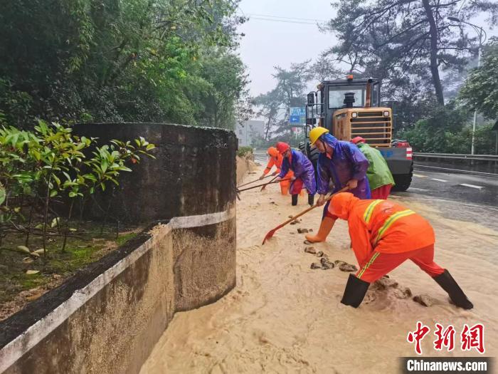 6月13日下午，闽清公路部门在S308线云龙乡潭口村路段疏通边沟积水。　杨铭 摄