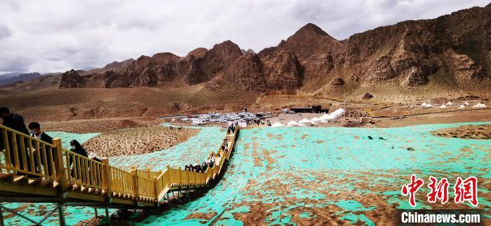 图为柴达木盆地火山岩柱状节理群景区一角。　都兰县委宣传部 供图