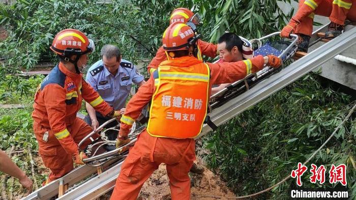 尤溪县一民房后山发生山体滑坡，当地消防救援队伍立即赶赴现场救援。　肖水彬 摄