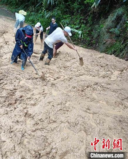 图为强降雨导致广西河池部分乡镇道路泥泞。　胡琦 摄