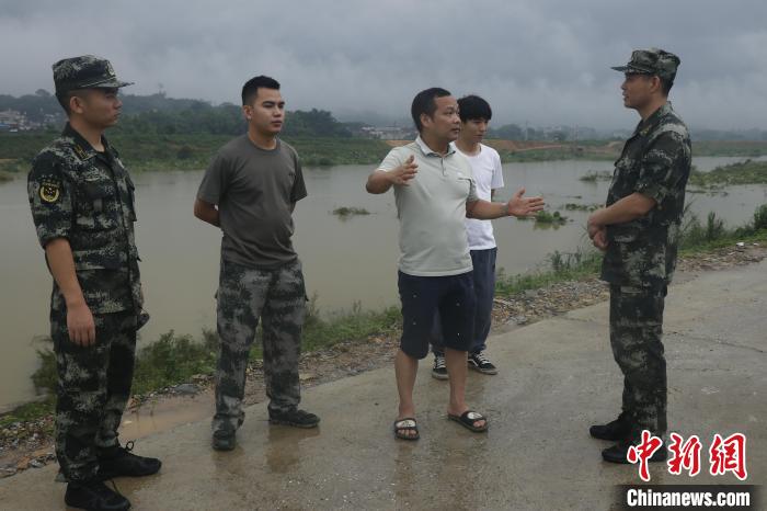 图为武警支队主要负责人到当地水库勘察险情。　孙子斌 摄