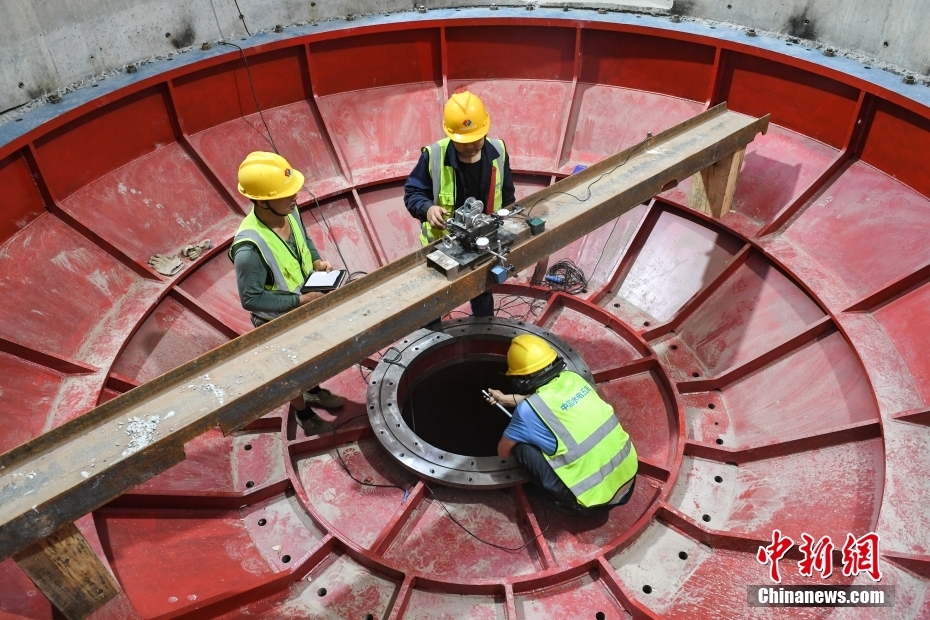 图为6月2日，在引江济淮工程蜀山泵站枢纽建设现场，技术人员正在调试水泵设备。 中新社记者 韩苏原 摄