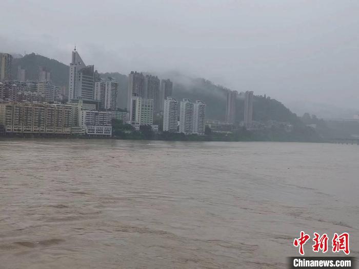 6月13日，延平区延福门附近水位上涨，18时将迎洪峰。　张丽君 摄