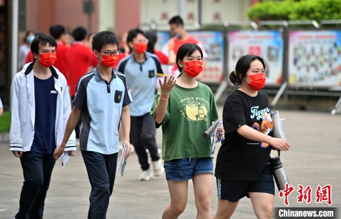 广西南宁考生佩戴印有“高考加油”字样的红色口罩走进考场。　俞靖 摄