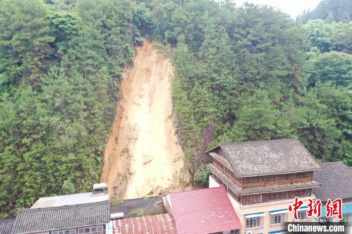 航拍古宜镇雅谷路后山发生山体崩塌。　广西自然资源厅 供图