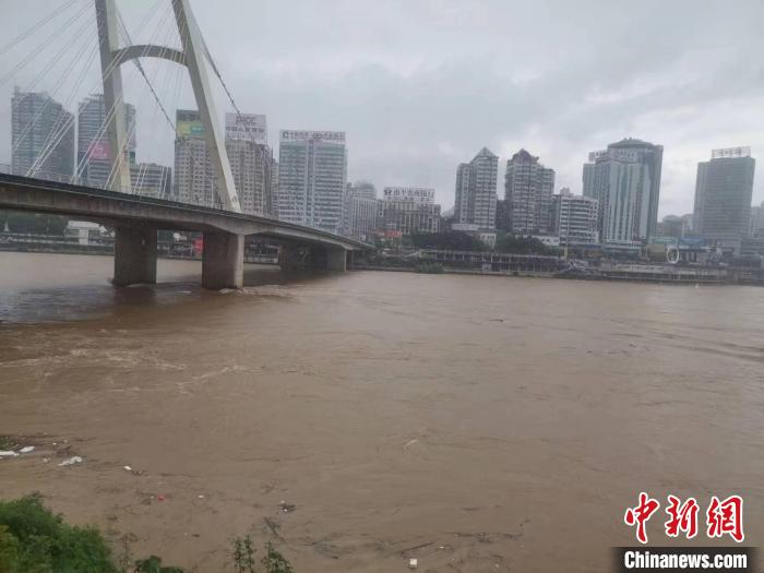 6月13日，延平区滨江路一层被淹，水位上涨。　张丽君 摄