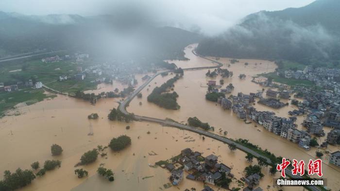 图为6月13日，航拍龙南市杨村镇洪水肆虐，大量房屋、农田、道路被淹。 (资料图) 叶波 摄