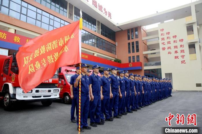 福建省消防救援总队抗洪抢险前置力量整装出发。　陈旻 摄