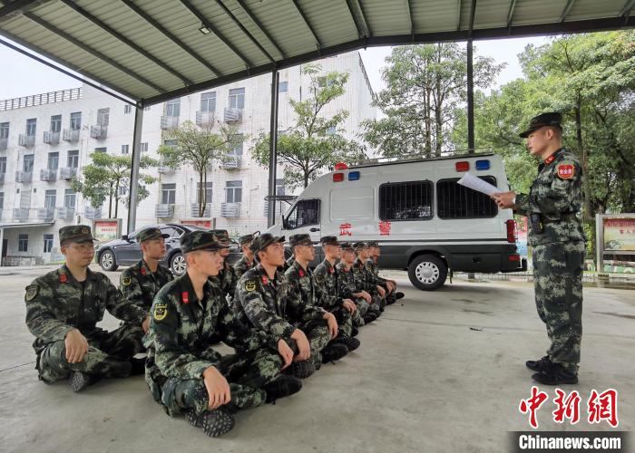 在向官兵介绍遭遇洪水时的避险常识。　孙宇 摄