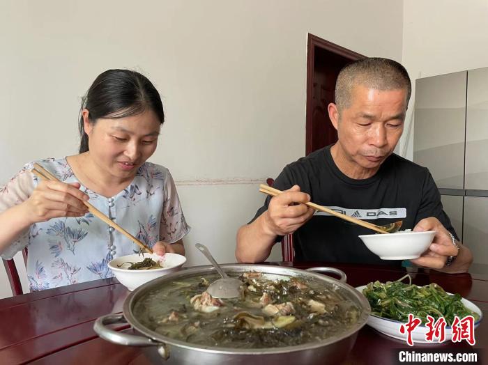 基层水利夫妻就地过端午节。　宋梅 摄