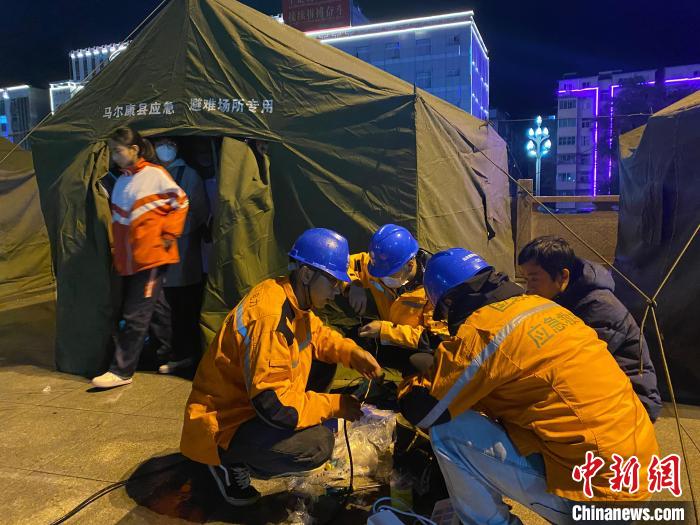 电力抢险人员为临时安置点接通电源。　四川电力供图