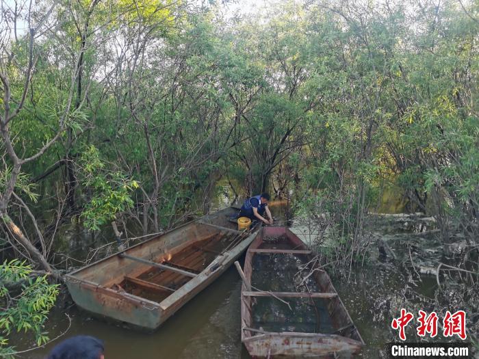 民警检查岸边船只。　徐明福 摄