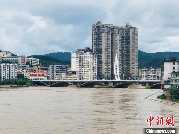 6月13日，顺昌主干道河水上涨。16时超警戒水位。　王素萍 摄